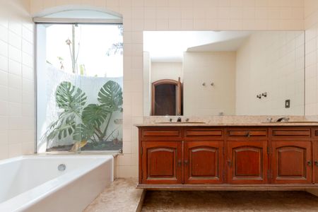 Casa à venda com 393m², 4 quartos e 2 vagas Casa à venda com 393m², 4 quartos e 2 vagasBanheiro da Suíte 1