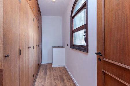 Casa à venda com 393m², 4 quartos e 2 vagas Casa à venda com 393m², 4 quartos e 2 vagasCloset