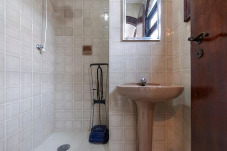 Casa à venda com 393m², 4 quartos e 2 vagas Casa à venda com 393m², 4 quartos e 2 vagasBanheiro de Serviço