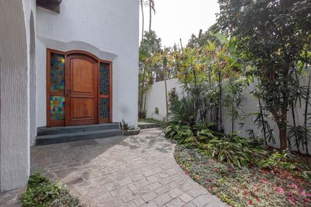 Casa à venda com 393m², 4 quartos e 2 vagas Casa à venda com 393m², 4 quartos e 2 vagasEntrada