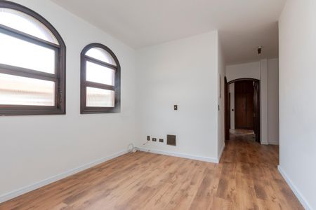 Casa à venda com 393m², 4 quartos e 2 vagas Casa à venda com 393m², 4 quartos e 2 vagasHall dos Quartos