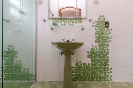 Casa à venda com 393m², 4 quartos e 2 vagas Casa à venda com 393m², 4 quartos e 2 vagasBanheiro da Suíte 2