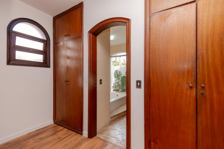 Casa à venda com 393m², 4 quartos e 2 vagas Casa à venda com 393m², 4 quartos e 2 vagasCloset da Suíte 1