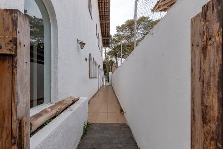 Casa à venda com 393m², 4 quartos e 2 vagas Casa à venda com 393m², 4 quartos e 2 vagasCorredor Lateral