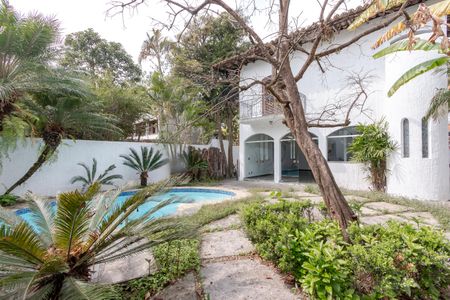 Casa à venda com 393m², 4 quartos e 2 vagas Casa à venda com 393m², 4 quartos e 2 vagasPiscina