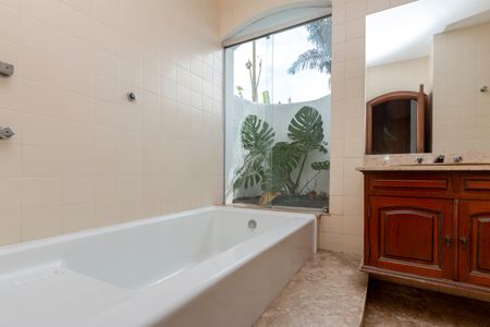 Casa à venda com 393m², 4 quartos e 2 vagas Casa à venda com 393m², 4 quartos e 2 vagasBanheiro da Suíte 1