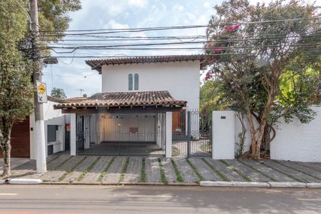 Casa à venda com 393m², 4 quartos e 2 vagas Casa à venda com 393m², 4 quartos e 2 vagasFachada