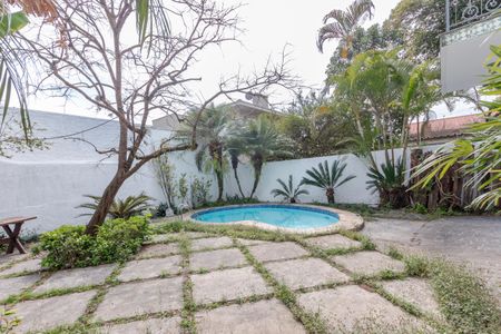 Casa à venda com 393m², 4 quartos e 2 vagas Casa à venda com 393m², 4 quartos e 2 vagasPiscina