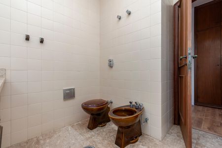 Casa à venda com 393m², 4 quartos e 2 vagas Casa à venda com 393m², 4 quartos e 2 vagasBanheiro da Suíte 1