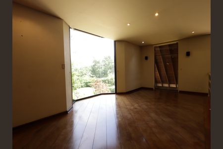 Casa à venda com 1000m², 4 quartos e 8 vagasCorredor