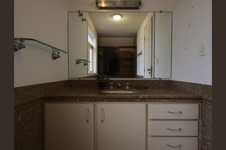 Casa à venda com 1000m², 4 quartos e 8 vagasBanheiro da Suíte 2