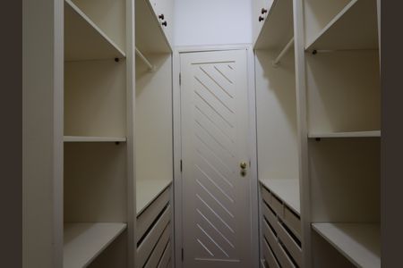 Casa à venda com 1000m², 4 quartos e 8 vagasCloset da Suíte 4