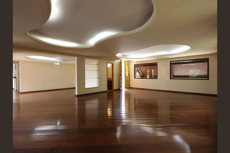 Casa à venda com 1000m², 4 quartos e 8 vagasSala