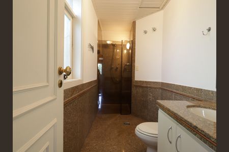 Casa à venda com 1000m², 4 quartos e 8 vagasBanheiro da Suíte 4