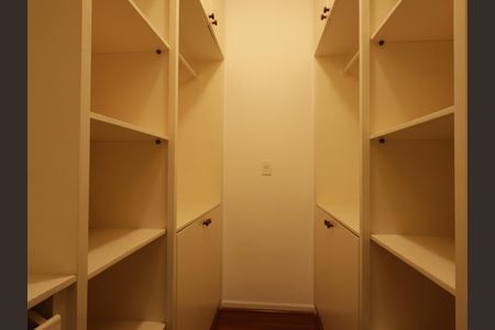 Casa à venda com 1000m², 4 quartos e 8 vagasCloset da Suíte 3