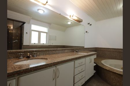 Casa à venda com 1000m², 4 quartos e 8 vagasBanheiro da Suíte 1