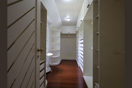 Casa à venda com 1000m², 4 quartos e 8 vagasCloset da Suíte 1