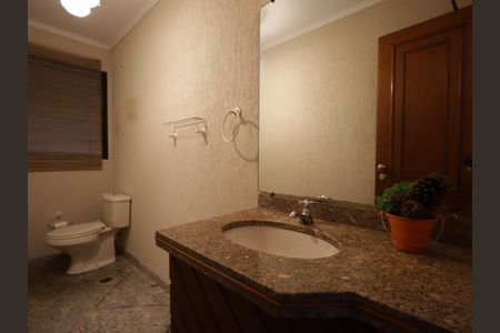 Casa à venda com 1000m², 4 quartos e 8 vagasBanheiro de Serviço