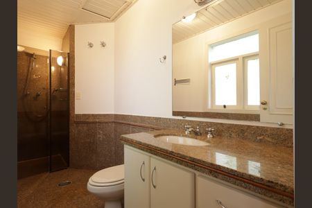 Casa à venda com 1000m², 4 quartos e 8 vagasBanheiro da Suíte 4