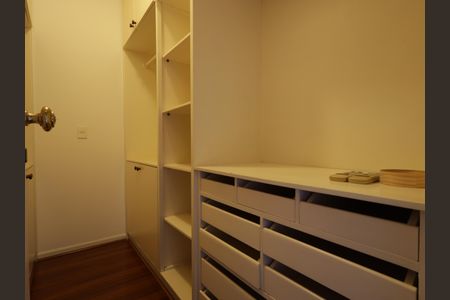 Casa à venda com 1000m², 4 quartos e 8 vagasCloset da suíte 3