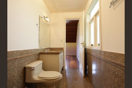 Casa à venda com 1000m², 4 quartos e 8 vagasBanheiro da Suíte 4