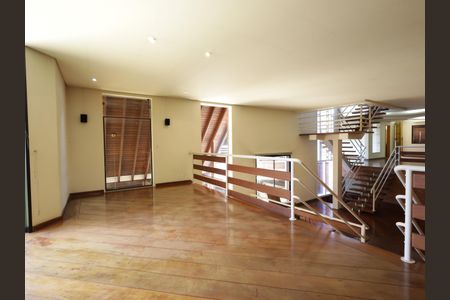 Casa à venda com 1000m², 4 quartos e 8 vagasCorredor