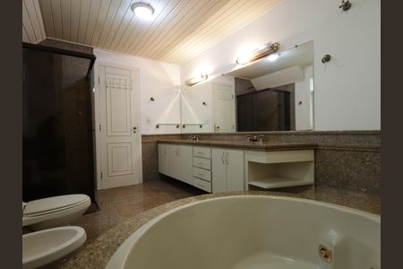 Casa à venda com 1000m², 4 quartos e 8 vagasBanheiro da Suíte 1