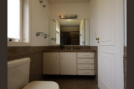 Casa à venda com 1000m², 4 quartos e 8 vagasBanheiro da Suíte 2