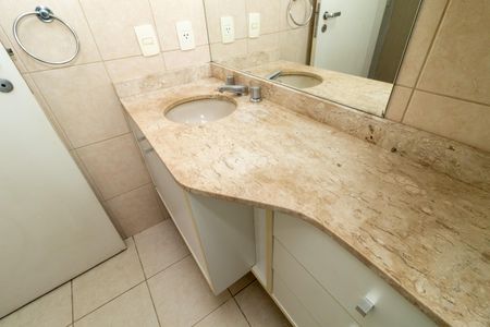 Apartamento à venda com 84m², 2 quartos e 2 vagas Apartamento à venda com 84m², 2 quartos e 2 vagasBanheiro da Suíte