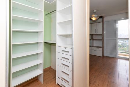 Apartamento à venda com 84m², 2 quartos e 2 vagas Apartamento à venda com 84m², 2 quartos e 2 vagasCloset da Suíte
