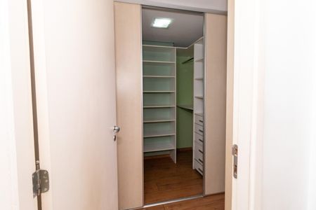 Apartamento à venda com 84m², 2 quartos e 2 vagas Apartamento à venda com 84m², 2 quartos e 2 vagasCloset da Suíte