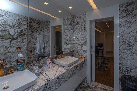 Apartamento à venda com 176m², 3 quartos e 3 vagas Apartamento à venda com 176m², 3 quartos e 3 vagasBanheiro da Suíte 2