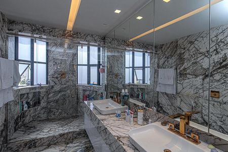 Apartamento à venda com 176m², 3 quartos e 3 vagas Apartamento à venda com 176m², 3 quartos e 3 vagasBanheiro da Suíte 2