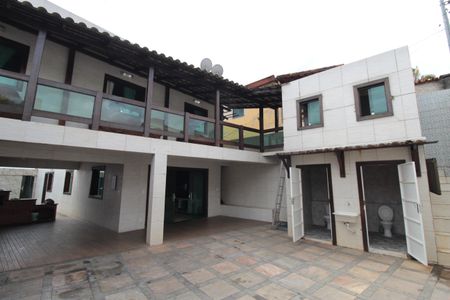 Casa à venda com 450m², 4 quartos e 5 vagasFachada