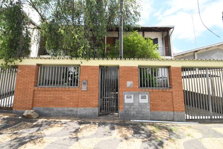 Casa à venda com 325m², 6 quartos e 3 vagasFachada