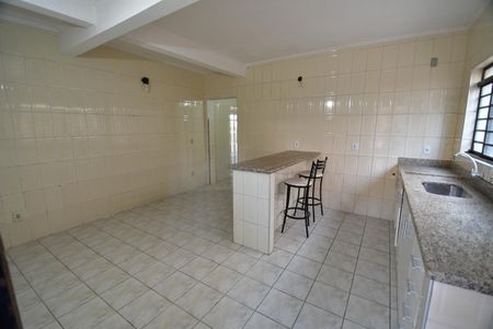 Casa à venda com 325m², 6 quartos e 3 vagasCozinha