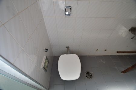 Casa à venda com 325m², 6 quartos e 3 vagasBanheiro Social 1