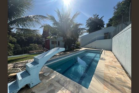 Casa à venda com 3 quartos, 300m² em Matapaca, Niterói