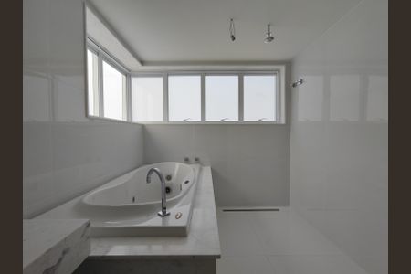 Apartamento à venda com 384m², 4 quartos e 5 vagasBanheiro 1 da Suíte 1