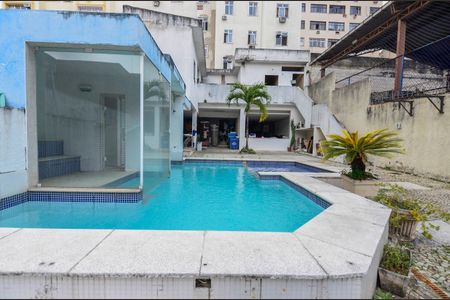 Casa à venda com 550m², 4 quartos e 5 vagas Casa à venda com 550m², 4 quartos e 5 vagasÁrea comum - Piscina
