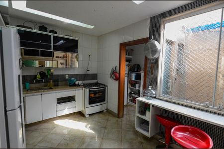 Casa à venda com 550m², 4 quartos e 5 vagas Casa à venda com 550m², 4 quartos e 5 vagasCozinha