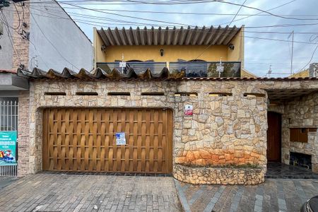 Casa à venda com 243m², 3 quartos e 3 vagasFachada + plaquinha