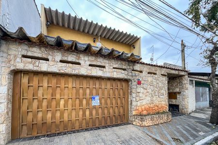 Casa à venda com 243m², 3 quartos e 3 vagasFachada + plaquinha