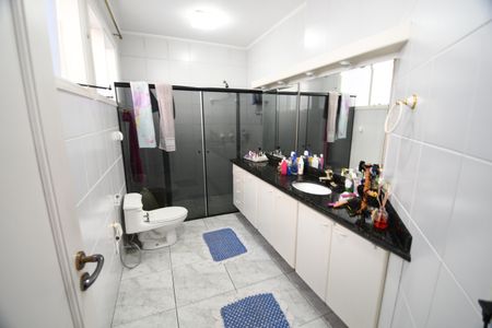 Casa à venda com 337m², 3 quartos e 4 vagasBanheiro da Suíte 1