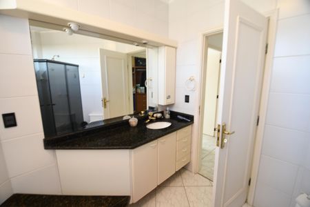 Casa à venda com 337m², 3 quartos e 4 vagasBanheiro da Suíte 2