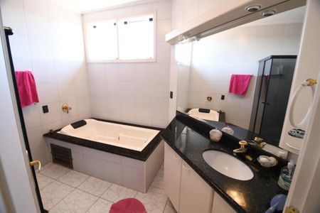 Casa à venda com 337m², 3 quartos e 4 vagasBanheiro da Suíte 2