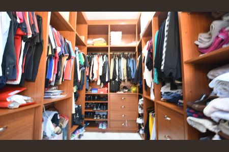 Casa à venda com 337m², 3 quartos e 4 vagasCloset da Suíte 2