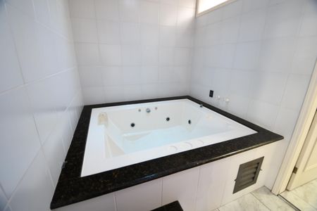 Casa à venda com 337m², 3 quartos e 4 vagasBanheiro da Suíte 1