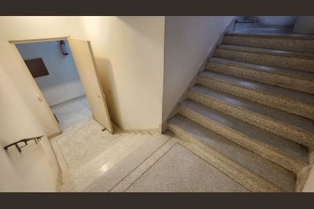 Apartamento para alugar com 174m², 3 quartos e 2 vagas Apartamento para alugar com 174m², 3 quartos e 2 vagasEscada