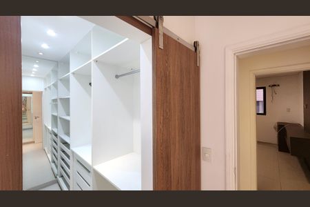 Apartamento para alugar com 174m², 3 quartos e 2 vagas Apartamento para alugar com 174m², 3 quartos e 2 vagasCloset da suíte 1